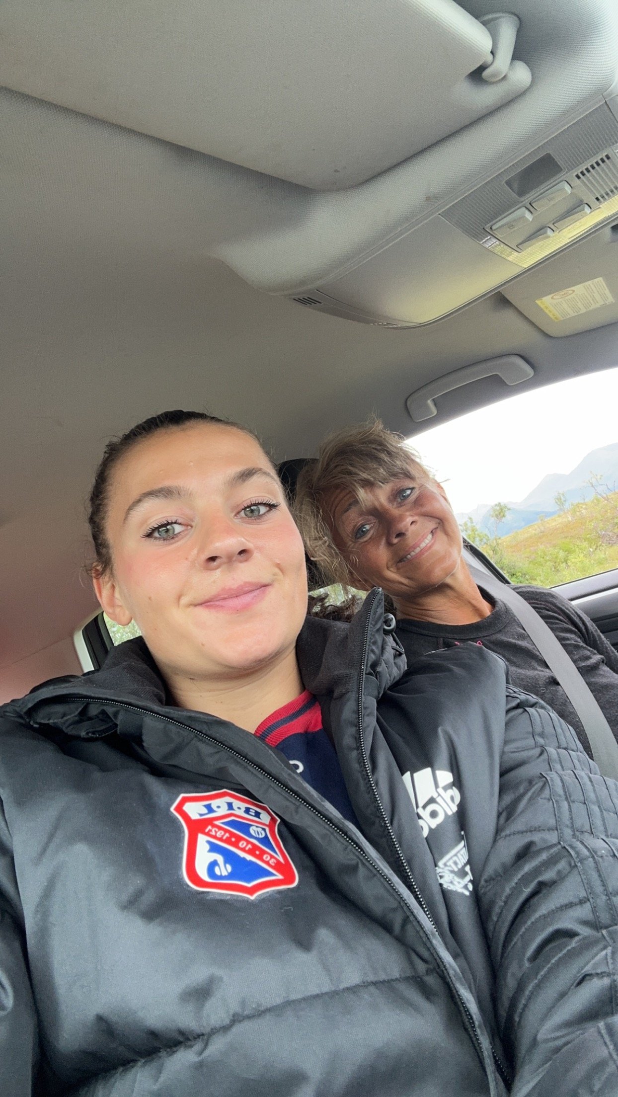 Meg og mamma aka lykketrollet i bilen, Byåsen-jakka på