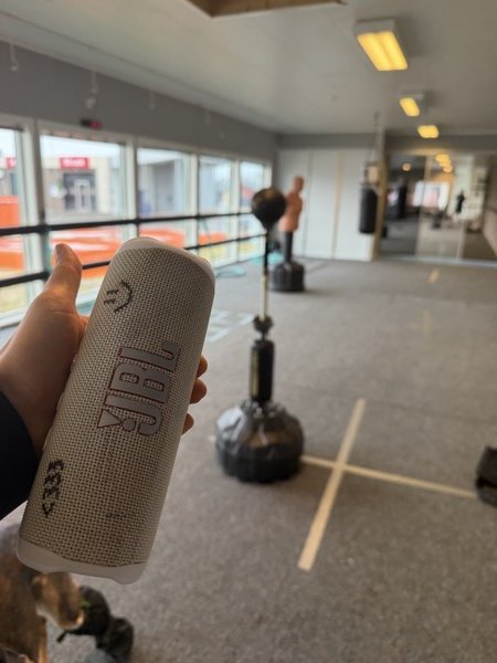 JBL-høyttaler i gymmen
